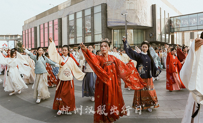 錦裳漢服掀起杭(hang)城(cheng)國(guo)風熱潮(chao)，毛戈平美妝助力(li)傳(chuan)承(cheng)文(wén)化之(zhi)美